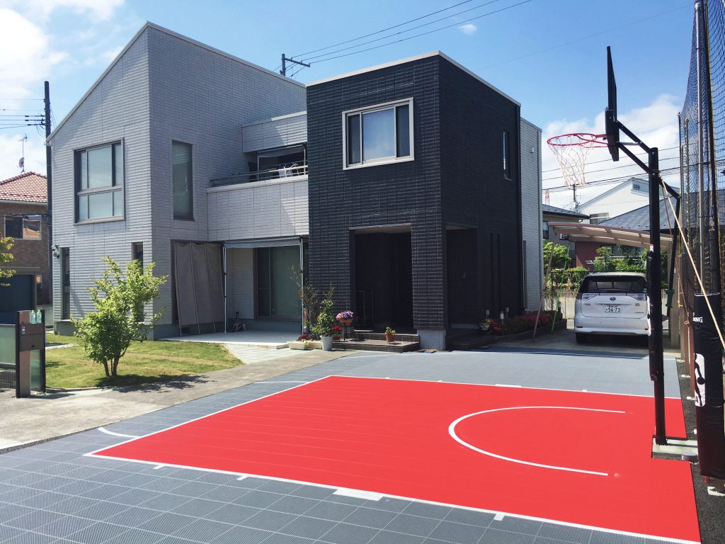 お庭にバスケットコート 住宅エクステリアの床工事プラン 高性能スポーツフロアのスポーツコート