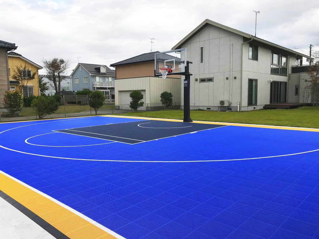 お庭にバスケットコート 住宅エクステリアの床工事プラン 高性能スポーツフロアのスポーツコート